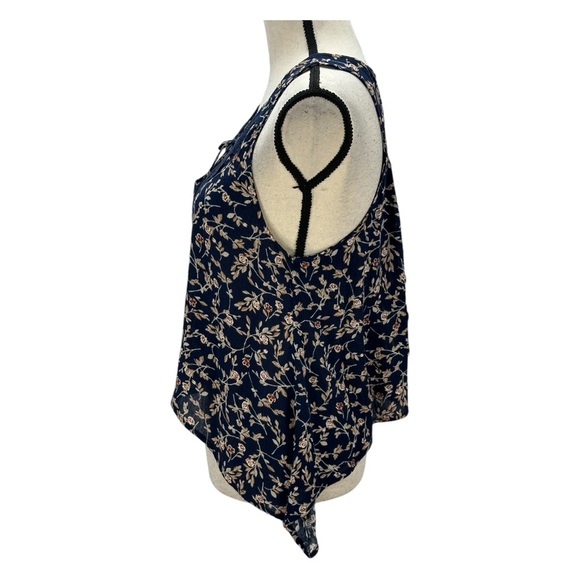 American Rag Sleeveless V-Neck Floral Print Asymmetrical Hem Blouse - Blue - XXS - Picture 4 of 9
